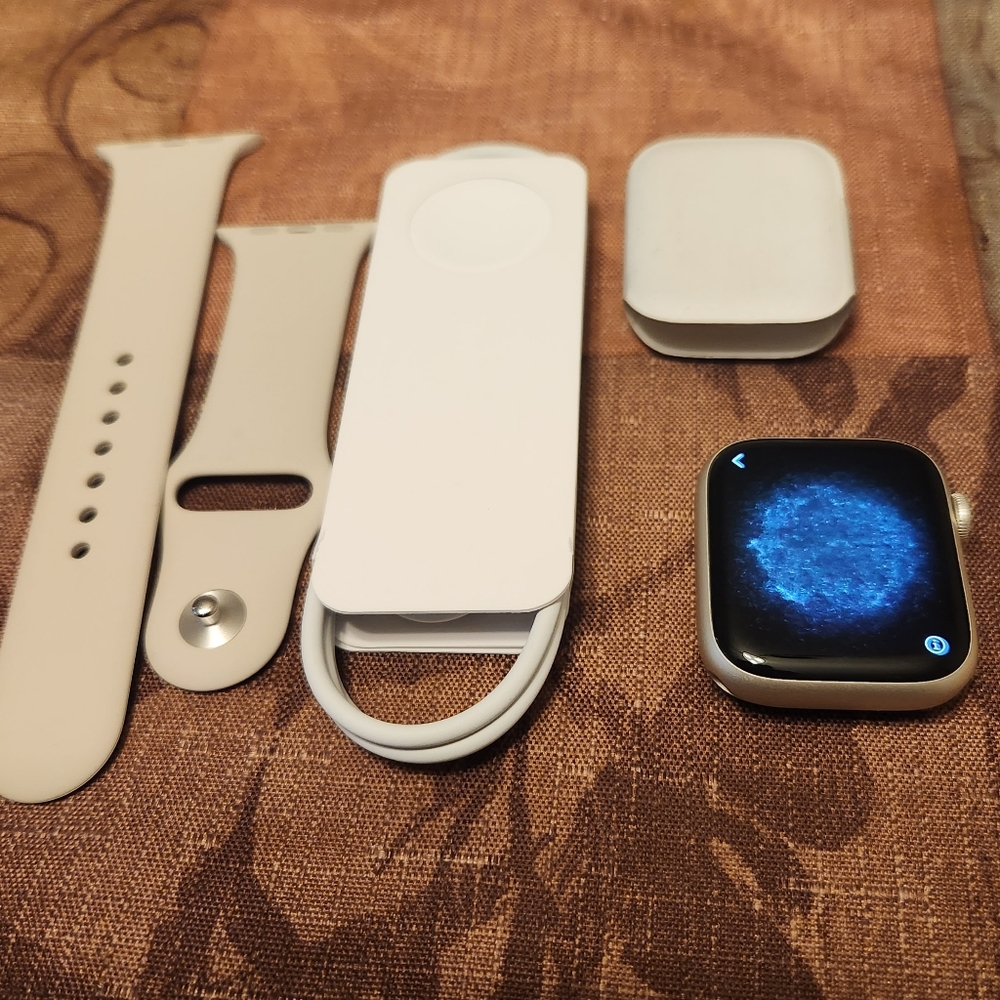 SOLD!! Apple Watch 8 45mm GPS/WiFi